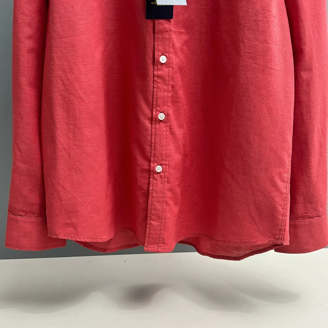 🅿️220 Ralph Lauren/Ralph Lauren early autumn linen embroidered shirt is made of custom-made natural plant fiber linen fabric with a unique bamboo texture. It has a simple and simple beauty. It has a loose fit and a three-dimensional upper body. The lines are smooth and natural. From the shoulder line to the waist line to the hem, the line transition is smooth. There are no unnecessary folds or accumulation. The whole body is neat and stretched. The chest is embellished with the iconic pony embroidery. Simple but highly recognizable. The color transition of the embroidery thread is natural. The stitches are even and uniform in size. The stitches can also connect naturally and the lines are smooth and not stiff. Size: S M L XL